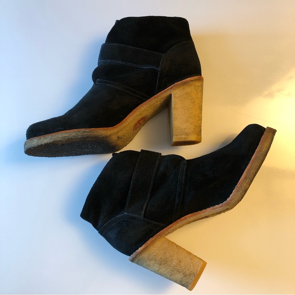 *UGG Black Unisex Leather Upper Buckle Rubber Sole Women’s size 9 Booties